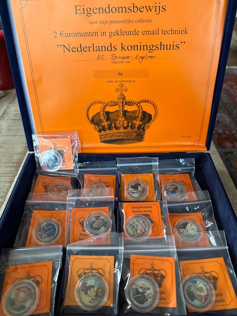 Nederlands Koningshuis twee Euromunten Set met emaille, 13x, Postzegels en Munten, Munten | Nederland, Ophalen of Verzenden, Koningin Beatrix