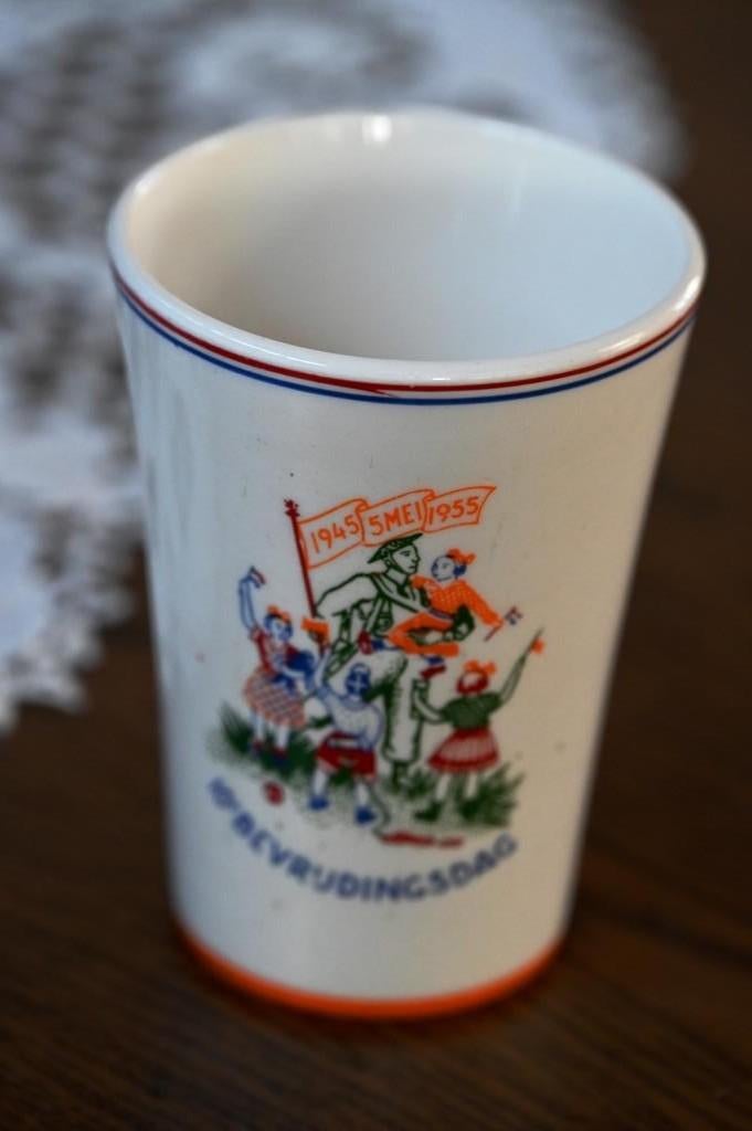 Beker bevrijdingsdag 1955 P.Regout, Ophalen of Verzenden, Gebruikt, Nederland, Servies