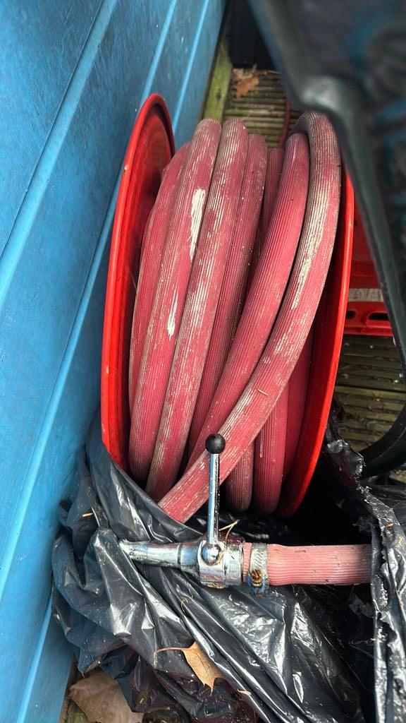 Brandslanghaspel met kogelstraalpijp, Ophalen