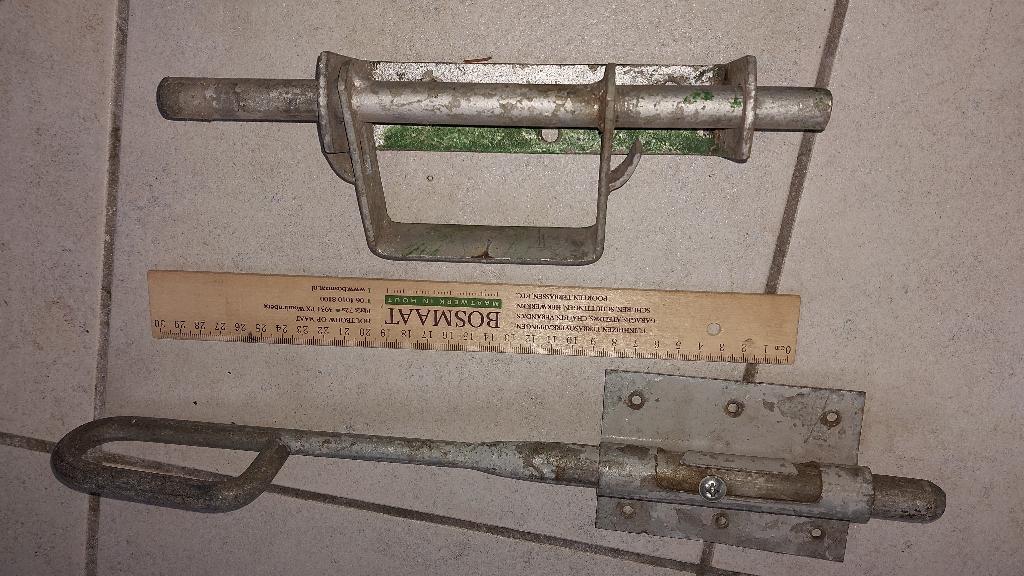 Kavel sluitwerk grendels  poort hek klinkstel wieringermeer, Ophalen, Gebruikt, IJzer, Schuif of Grendel