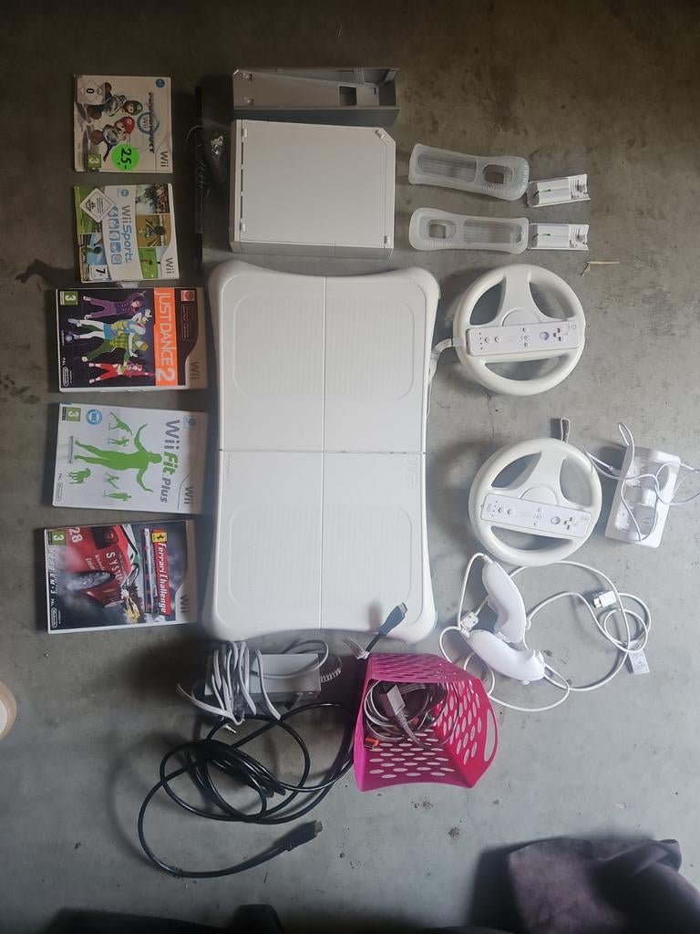 Nintendo Wii pakket compleet + Wii Fit + 5 games, Ophalen, Zo goed als nieuw, Sport, 3 spelers of meer