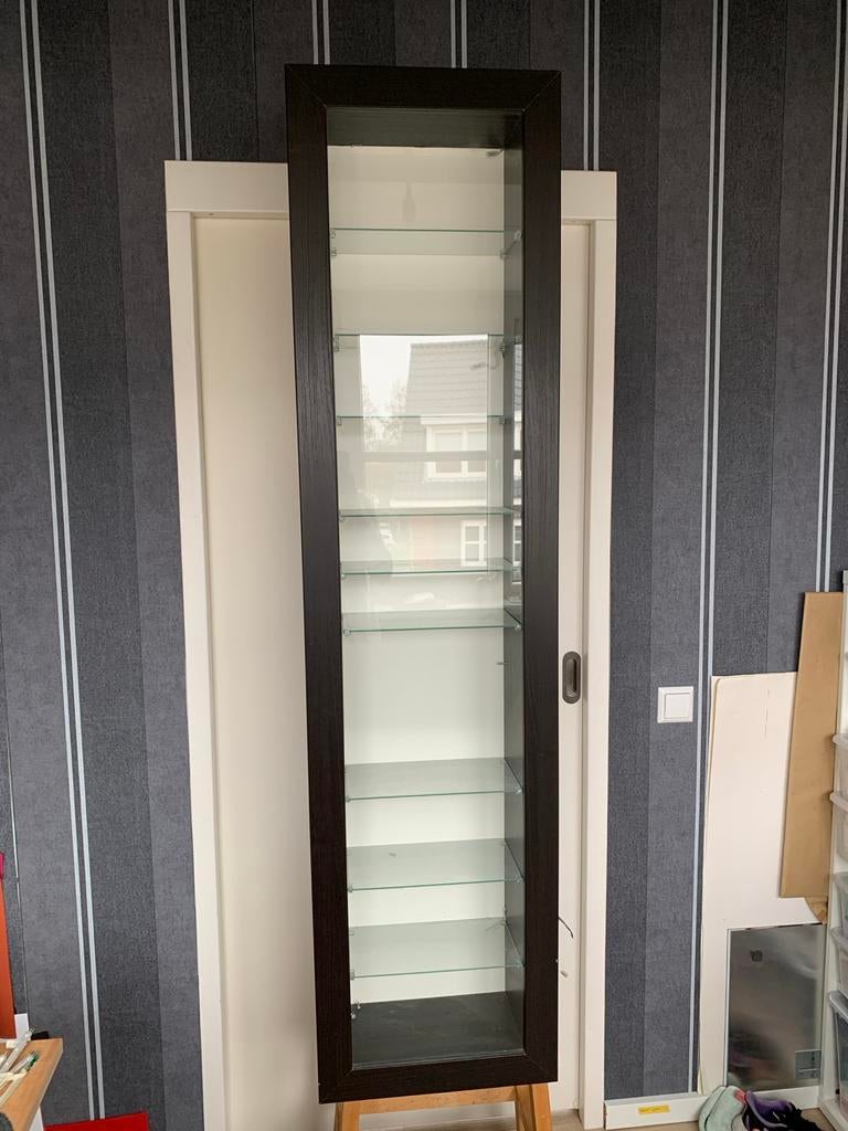 IKEA Bertby Vitrinekast met extra glazen platen, Huis en Inrichting, Met plank(en), Minder dan 50 cm, Gebruikt, 200 cm of meer