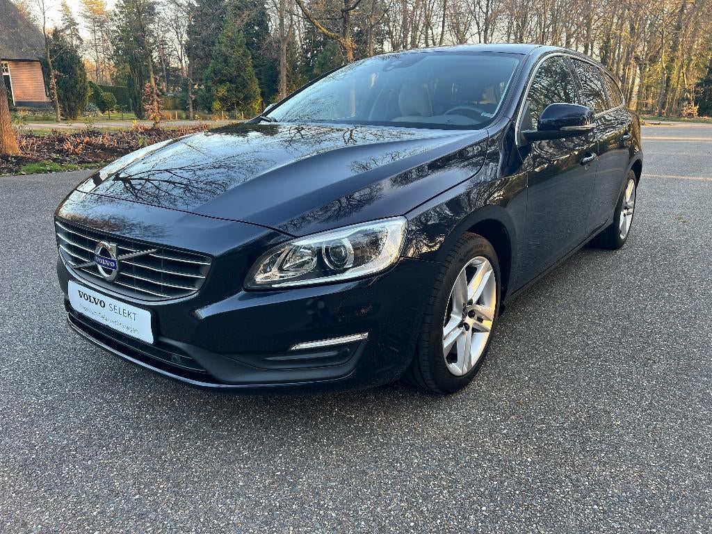 Volvo V60 1.5 T3 152PK Automaat PDC CAM LEDER NAVI ABL CRUIS, Auto's, 1498 cc, 4 cilinders, Blauw, Leder