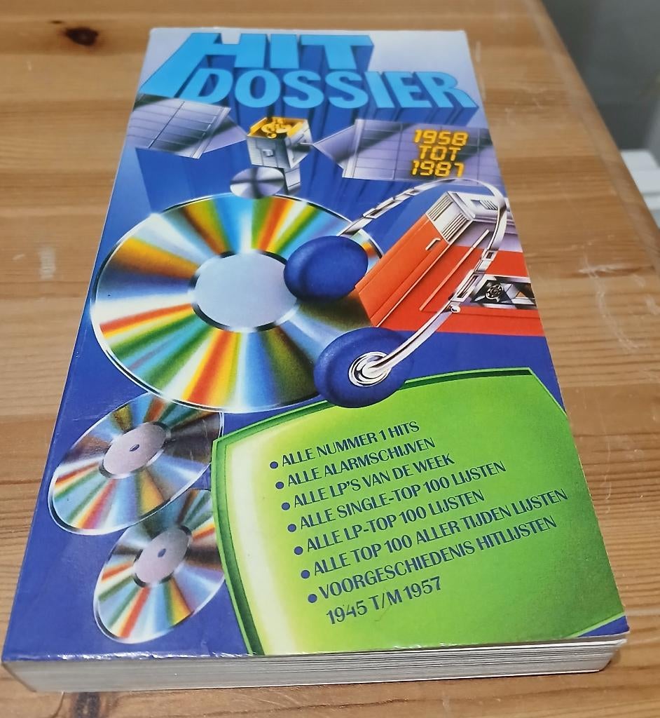 boek hitdossier, Ophalen of Verzenden, Zo goed als nieuw, Artiest