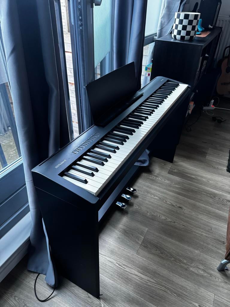 Roland FP-30 Digitale Piano met Onderstel en Pedalenset, Muziek en Instrumenten, Piano's, Ophalen, Zwart, Digitaal, Zo goed als nieuw