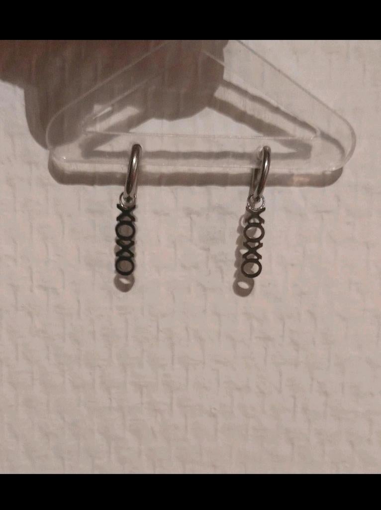 Xoxo zilvere oorbellen ( Stainless steel  ), Kleding | Dames, Ophalen of Verzenden, Nieuw, Zwart, 100 cm of meer