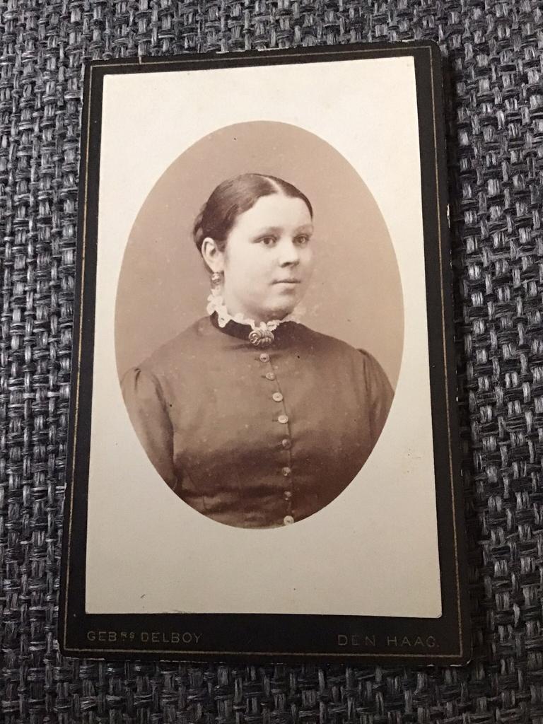 CDV, Jongedame, GEBR. DELBOY, DEN HAAG, Carte de Visite, Ophalen of Verzenden, Voor 1940, Gebruikt, Foto