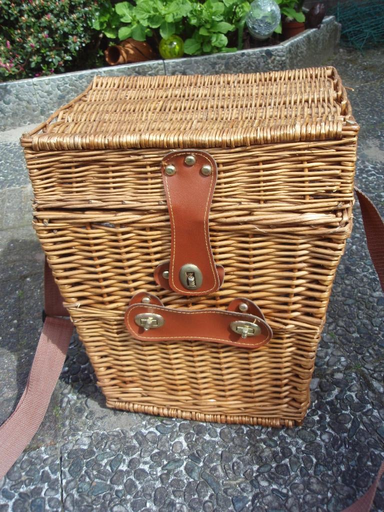 picknickmand met inhoud, Ophalen, Zo goed als nieuw