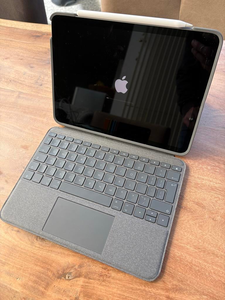 iPad Air 5e gen 64GB met Apple Pencil 2 en Logitech toetsenb, Ophalen, Zo goed als nieuw, Apple iPad Air, 64 GB