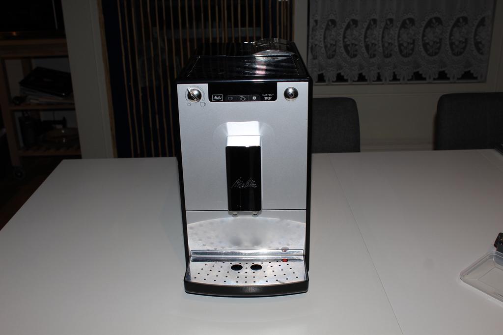 Melitta Caffeo solo E950-203, Witgoed en Apparatuur, Koffiezetapparaten, Ophalen, Afneembaar waterreservoir, Gebruikt, Koffiemachine