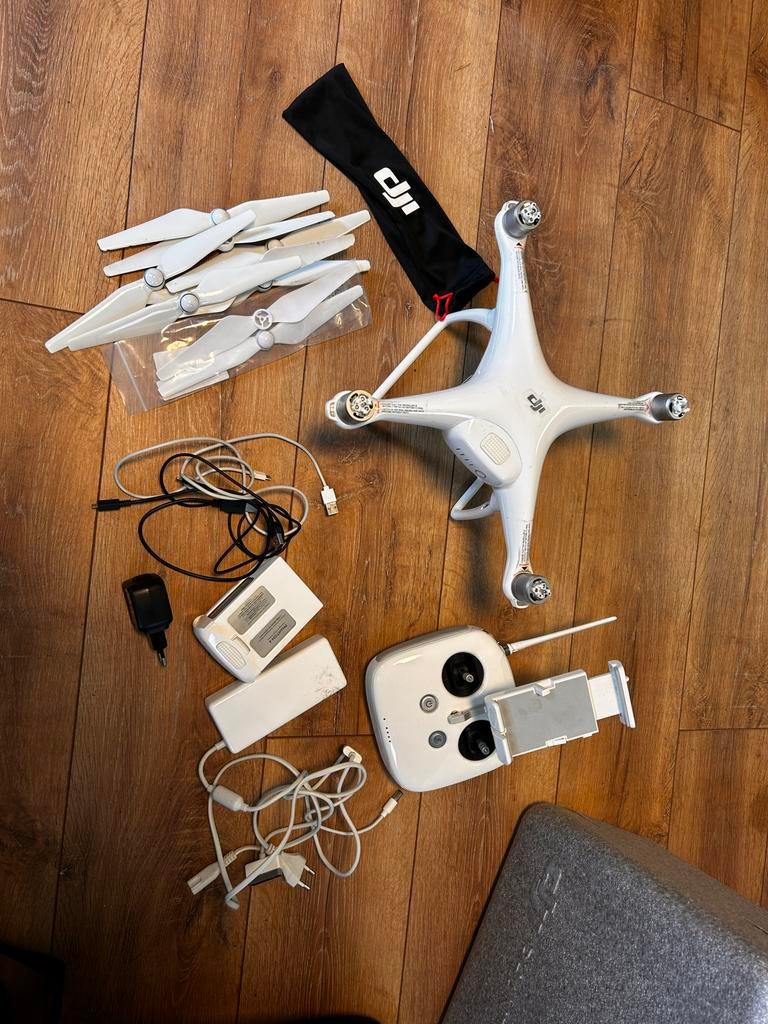 DJI Phantom drone met toebehoren en twee tassen, Gebruikt, Cameradrone, Extra accu('s), Ophalen of Verzenden
