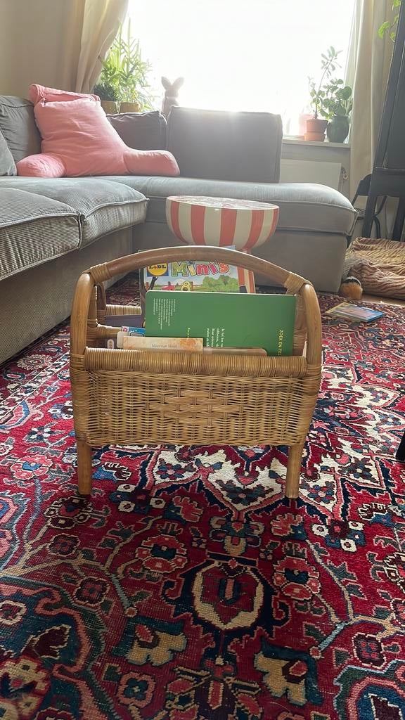 Rotan boekenrek, Huis en Inrichting, Woonaccessoires | Krantenbakken en Lectuurbakken, Ophalen, Zo goed als nieuw