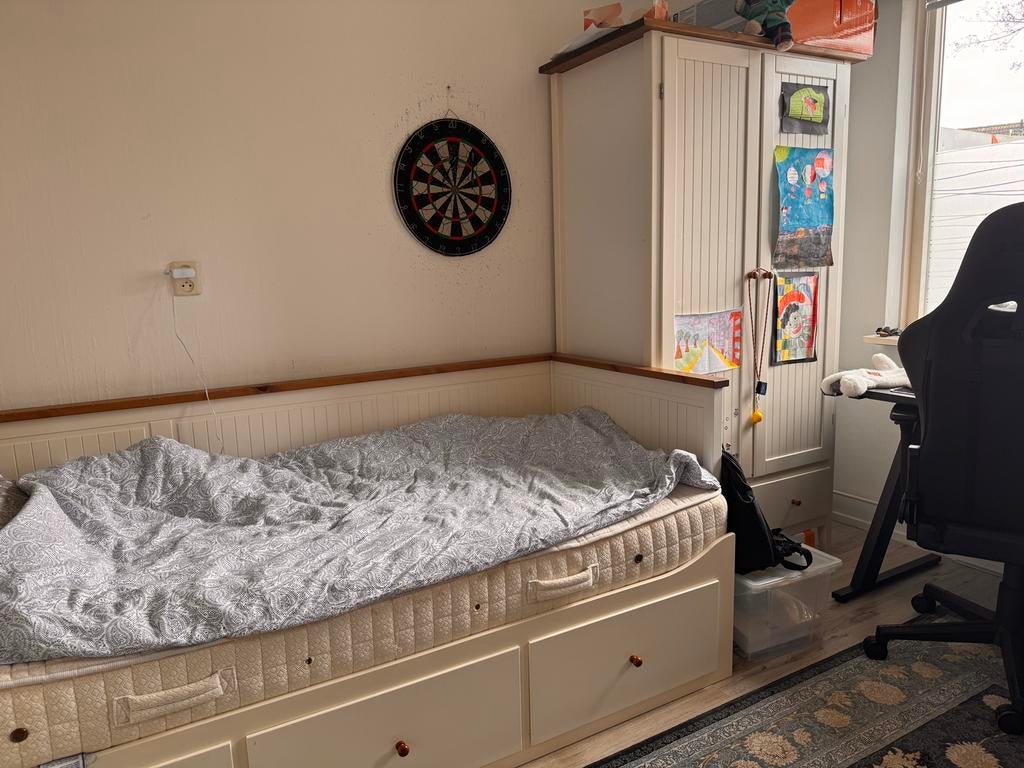 Bed met kleding lasted, Kinderen en Baby's, Ophalen of Verzenden, Zo goed als nieuw, 180 cm of meer, 85 tot 100 cm