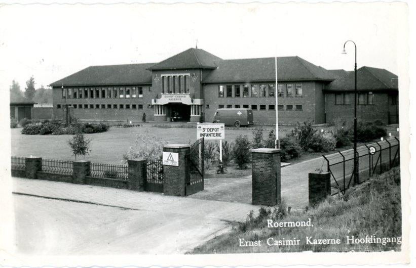 Roermond Ernst Casimir kazerne met hoofdingang en Cadi wagen, Ophalen of Verzenden, 1940 tot 1960, Gelopen, Limburg