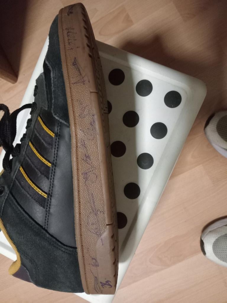 Schoen met handtekening, Ophalen of Verzenden, Zo goed als nieuw, Adidas, Sportschoenen