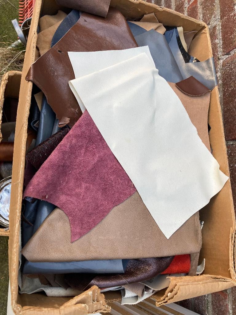 Partij met stukken leer en stikgaren, Hobby en Vrije tijd, Stoffen en Lappen, Ophalen, Gebruikt, Overige kleuren, Leer of Kunstleer