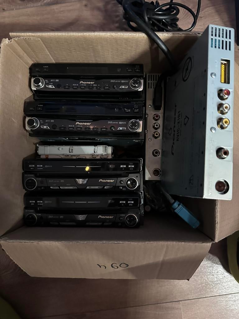 4x Pioneer Avic flip-up autoradios werking onbekend, Ophalen of Verzenden, Zo goed als nieuw