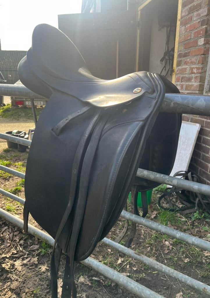 KN dressuur zadel in goede staat 17,5 inch, Dieren en Toebehoren, Ophalen, Zo goed als nieuw, Dressuur