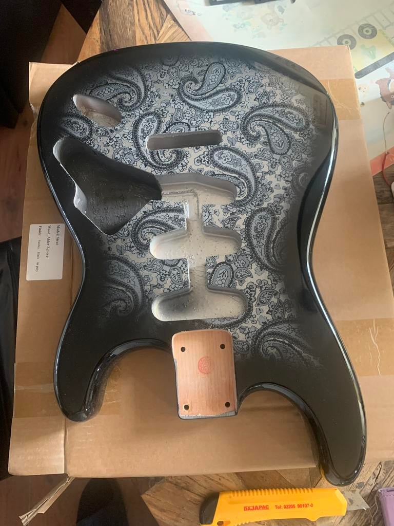 Stratocaster body” Paisley Black Flower power “ neww, Verzenden, Geen, Geen, Nieuw