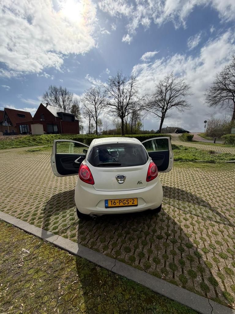 Ford Ka 1.2 start/stop 2011 parelmoer Zuinig en nette auto, Auto's, Ford, Voorwielaandrijving, 4 stoelen, Start-stop-systeem, Handgeschakeld