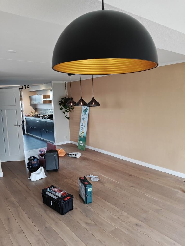 Grote zwarte koepel hanglamp met gouden binnenkant, Huis en Inrichting, Lampen | Hanglampen, Ophalen, Zo goed als nieuw, Modern, Industrieel, Scandinavisch