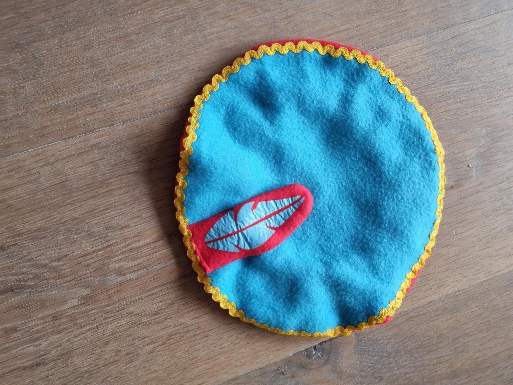 Rood met blauw pietenmuts, Ophalen of Verzenden, Zo goed als nieuw