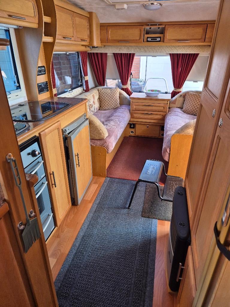 Elddis Tornado 530 2004., Vast bed, Schokbreker, Elddis, Treinzit