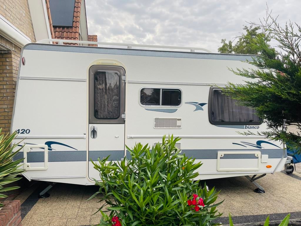 Fendt Bianco 420 met mover, airco en Unico Bologna voortent, Treinzit, Dwarsbed, Particulier, Ringverwarming