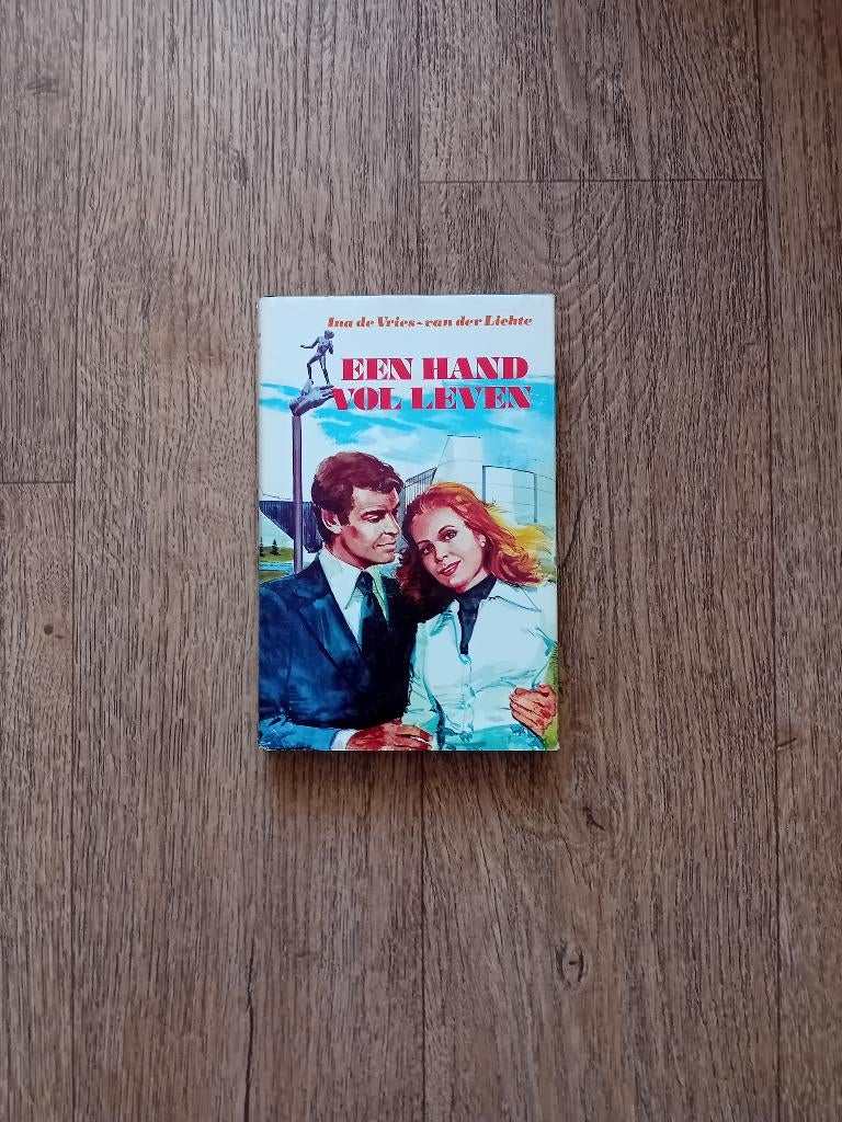 Boek - Een hand vol leven - Ina de Vries- van der Lichte, Ophalen of Verzenden, Zo goed als nieuw, Ina de Vries - van der Lichte
