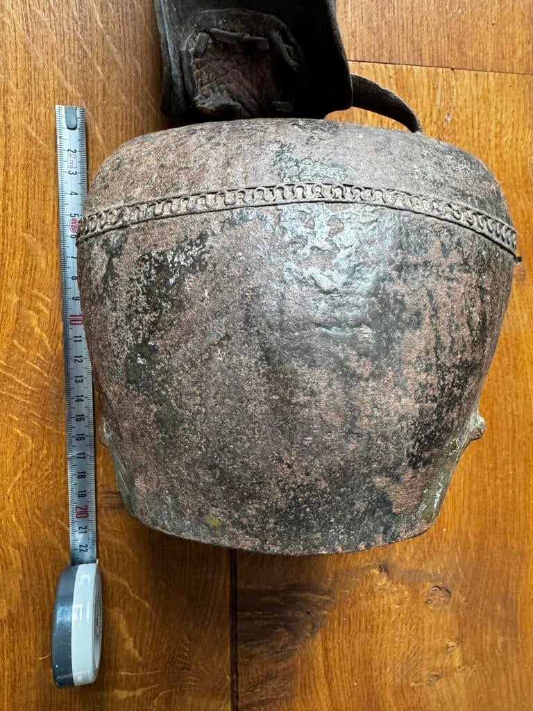 Antieke grote Alpen/Tiroler koebel met orginele lederen riem, Ophalen