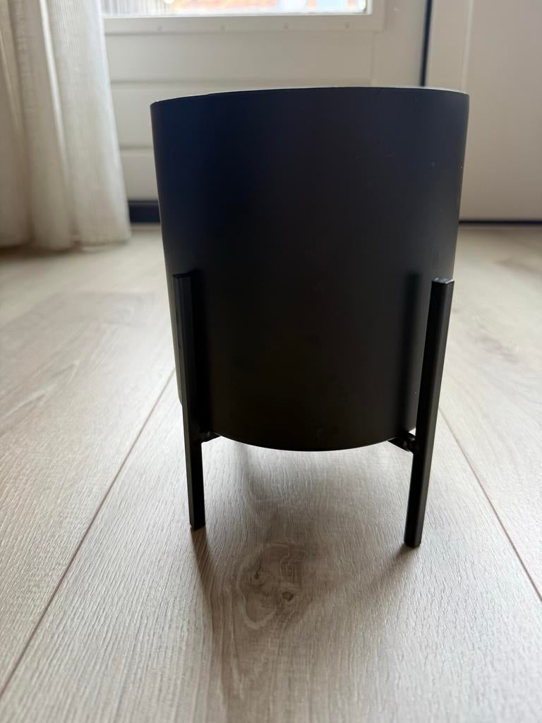 Zwarte metalen bloempot op pootjes - Ø 13 cm, H 18 cm, Tuin en Terras, Bloempotten, Rond, Ophalen of Verzenden, Metaal, Binnen