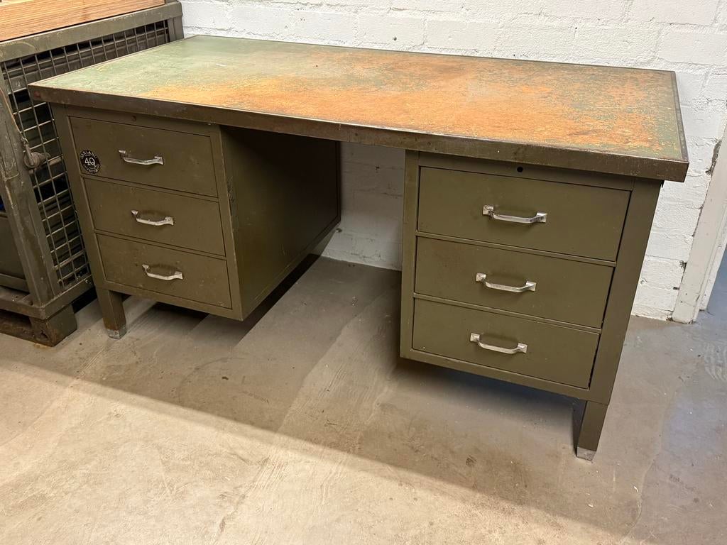 Vintage industrieel buro, Huis en Inrichting, Bureaus, Gebruikt, Groen, Met lades, Ophalen