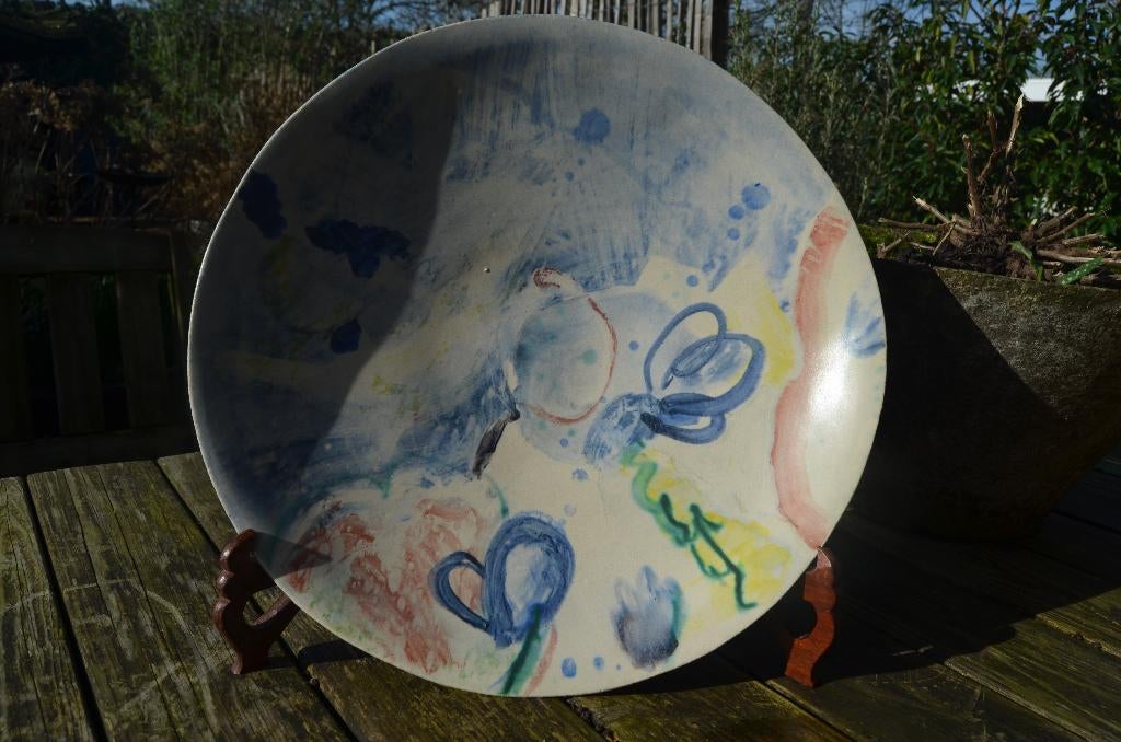 Fraaie grote aardewerk schotel, gesigneerd, gedateerd (2), Antiek en Kunst, Ophalen of Verzenden