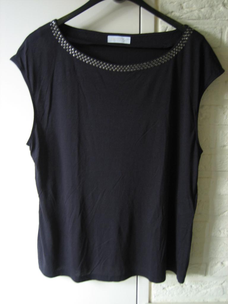 Exclusieve zwarte top met studs ST.EMILE, D44 snazzeys, Verzenden, Zwart, Maat 42/44 (L), Nieuw