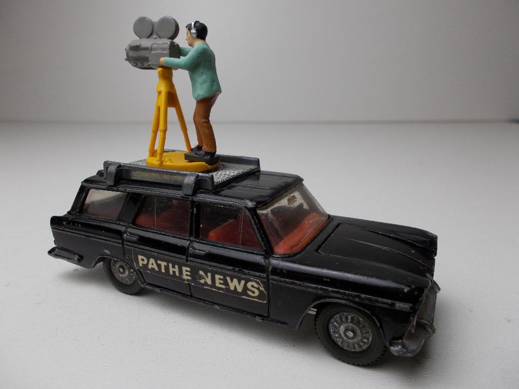 1968 Dinky Toys 281 FIAT 2300 PATHE NEWS CAMERA CAR. I.g.st., Hobby en Vrije tijd, Modelauto's | 1:43, Ophalen of Verzenden, Zo goed als nieuw