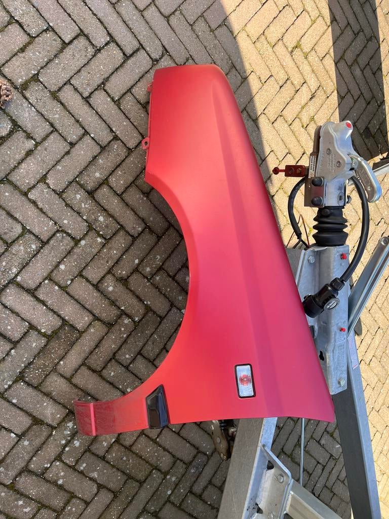Spatborden Volkswagen Vento rood, Auto-onderdelen, Carrosserie en Plaatwerk, Gebruikt, Ophalen of Verzenden, Spatbord, Volkswagen