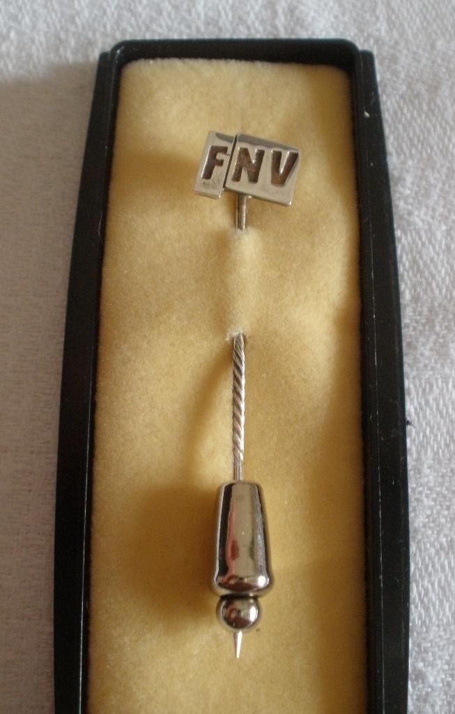 Zilveren F.N.V. speldje, Ophalen of Verzenden, Zo goed als nieuw, Overige onderwerpen, Speldje of Pin