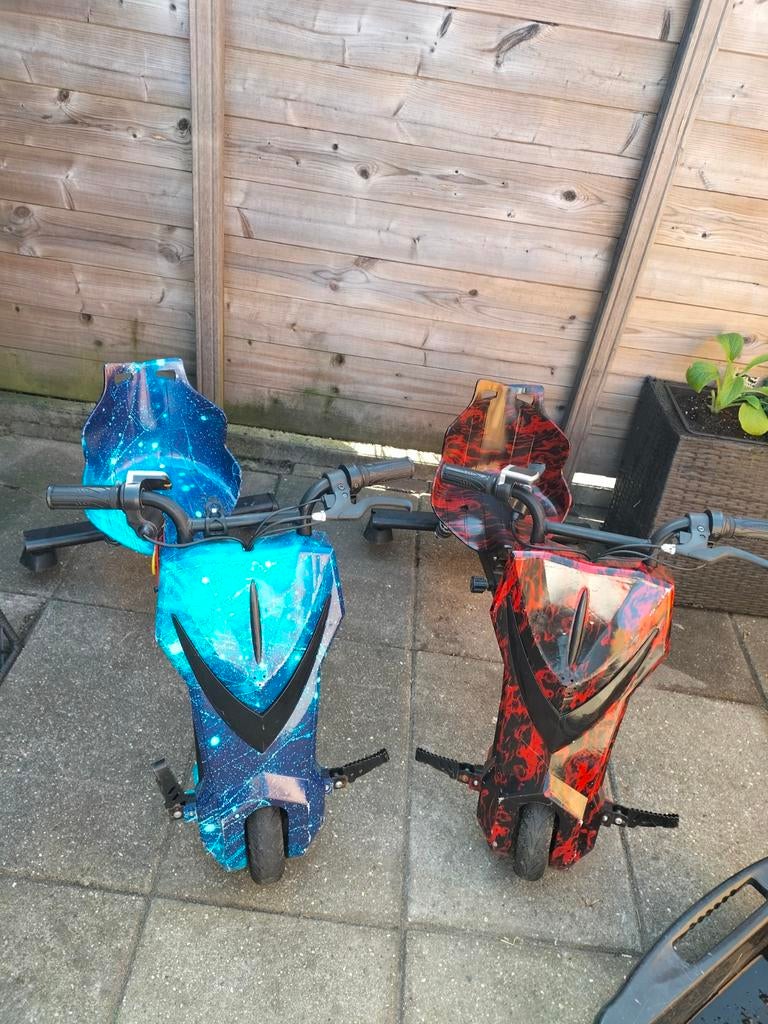Twee drift scooters, blauw en rood, Ophalen, Gebruikt, Gewone step