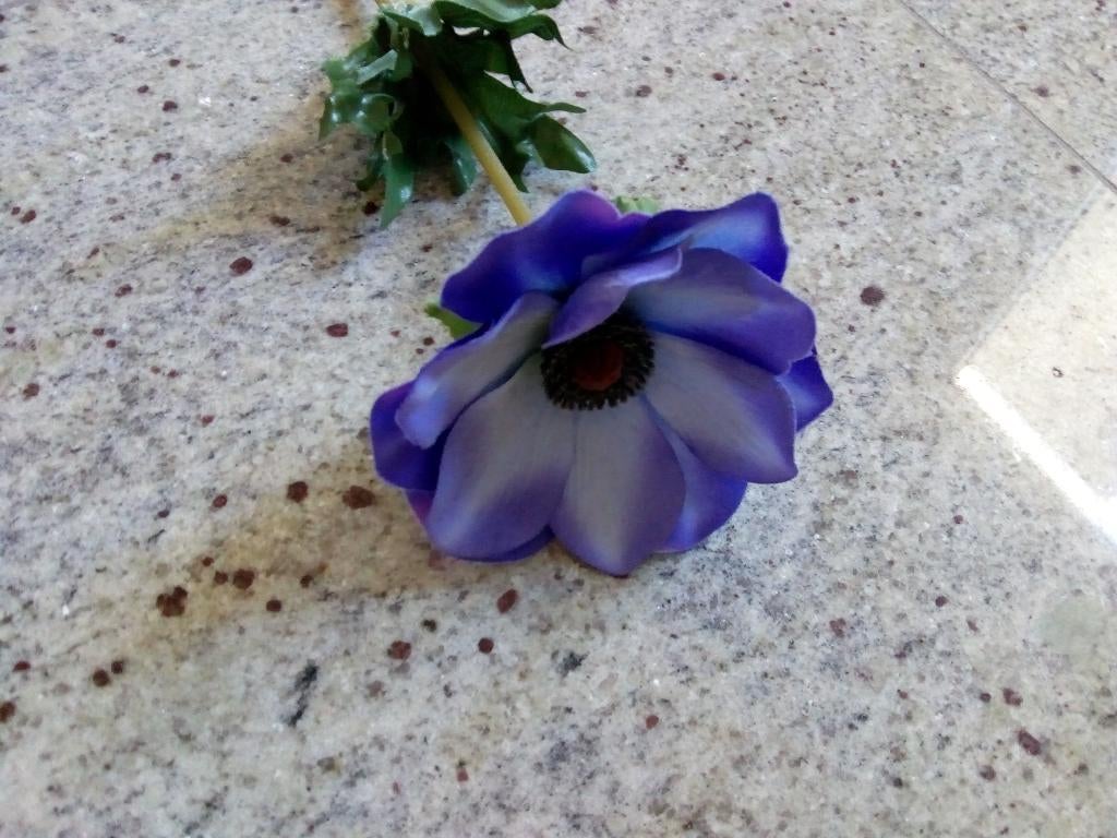 1 paarse anemoon (kunstbloem), Ophalen of Verzenden, Gebruikt, Materiaal