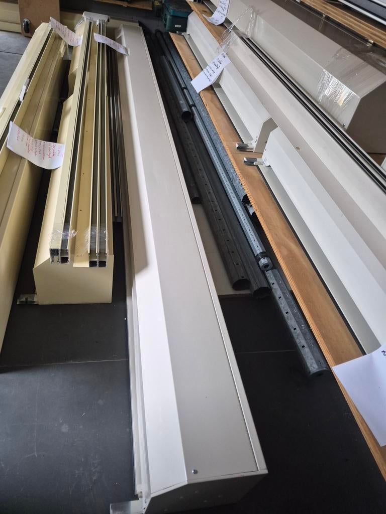 310 breed 221.5 alulux elektrisch, Doe-het-zelf en Verbouw, Rolluiken, Ophalen, 200 cm of meer, 200 cm of meer