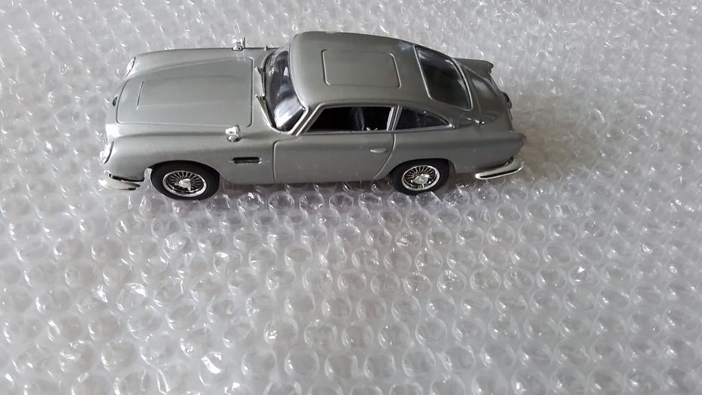 In mooie en goede staat aston Martin db5 1/43, Ophalen of Verzenden, Zo goed als nieuw