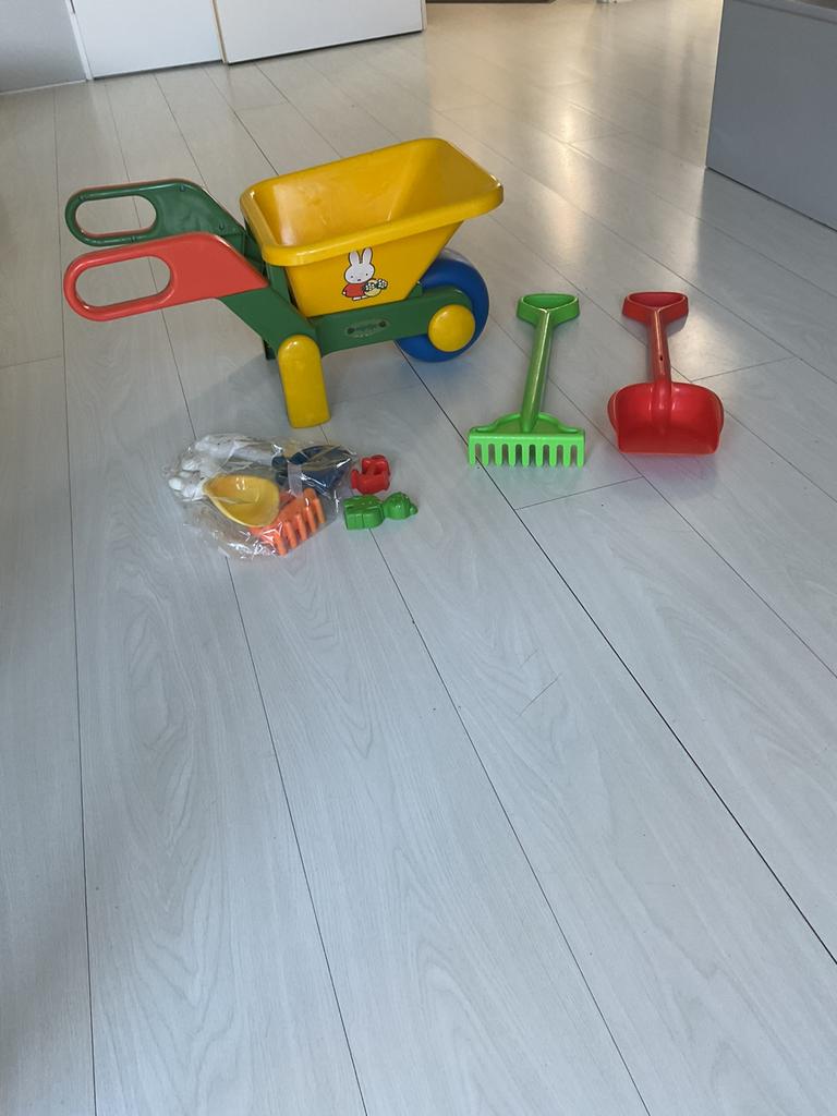 Nijntje kruiwagen, schepjes, harkjes, zeef en vormpjes, Ophalen of Verzenden, Zo goed als nieuw