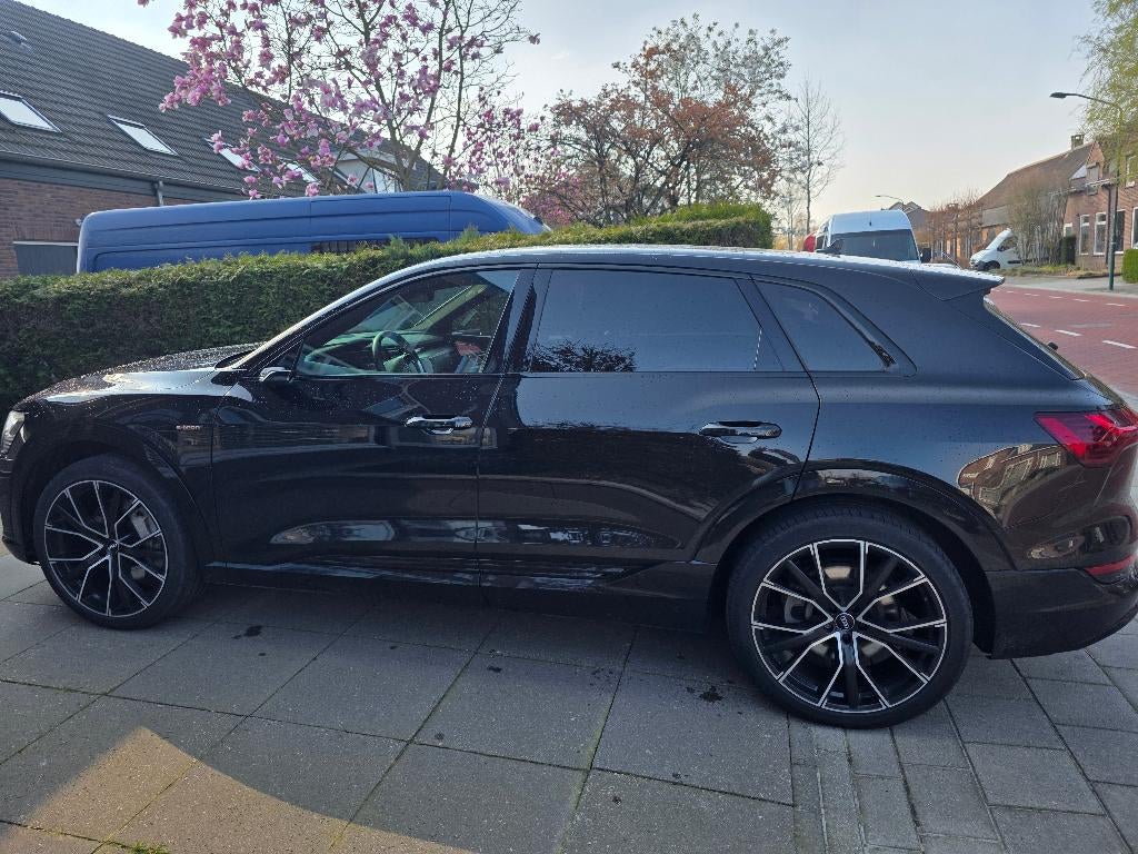 Audi e-tron 55 Quattro 360pk 2019 Zwart, Auto's, Automaat, 131 €/maand, USB, 1800 kg