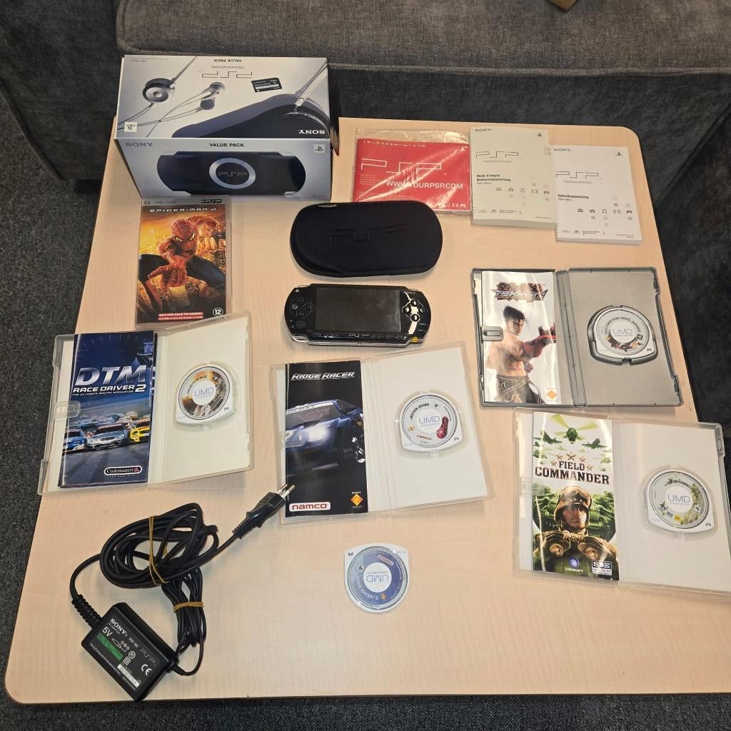 psp 1004 met doos en boekjes games en accesoires goede staat, Spelcomputers en Games, Spelcomputers | Sony PSP, Ophalen of Verzenden