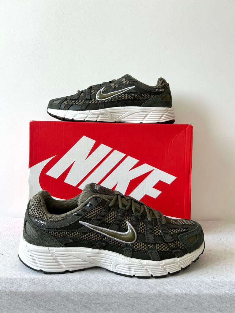 Nike P-6000 SE Sequoia Medium Olive (EU 43), Overige kleuren, Nike, Nieuw, Ophalen of Verzenden