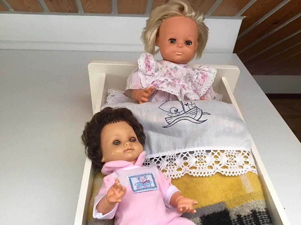 Poppen ,ledikantje met 2 poppen,bedje dekentje,lakentje, Ophalen of Verzenden, Gebruikt