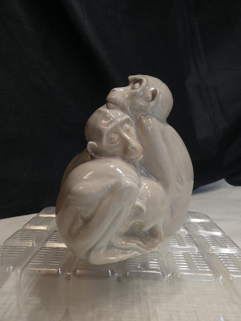 Vintage B & G porseleinen beeldje van een slapende aapjes, Ophalen of Verzenden, Gebruikt, Wild dier, Beeldje of Figuurtje