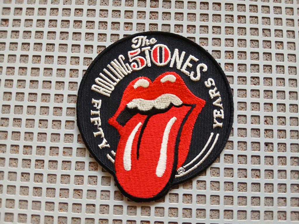 The Rolling Stones mooie 2013 shaped logo patch 50 years, Verzamelen, Verzenden, Nieuw, Kleding