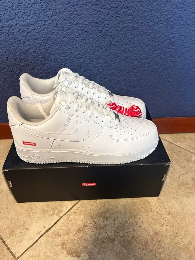 Nike Air Force 1 Low Supreme - Nieuw - Maat 45, Ophalen of Verzenden, Nieuw, Wit, Sneakers of Gympen