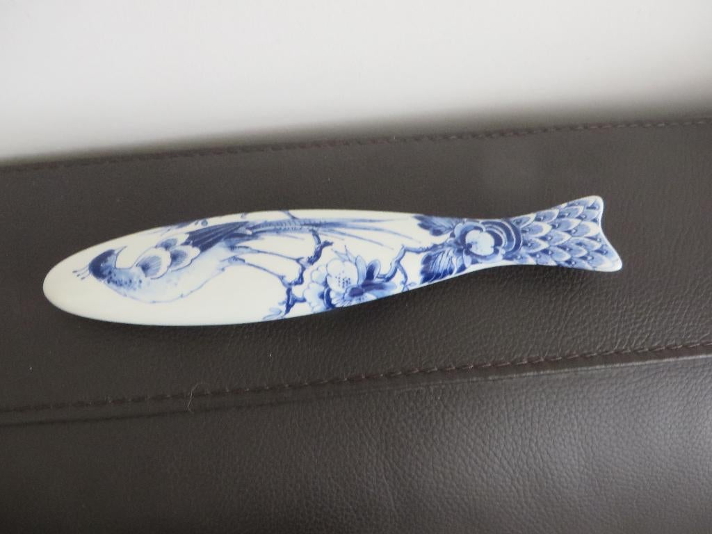 Delfts blauw aardewerk wand beeldje vis met pauw decor, Ophalen of Verzenden